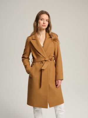 Camelowy płaszcz przejściowy o klasycznym kroju. Długość w kolano. Płaszcz ma taliowany tył i profilowany przód. Wiązany w pasie. Miękki, wełniany materiał i acetatowa podszewka zapewnią komfort noszenia. Świetnie zastąpi trencz.