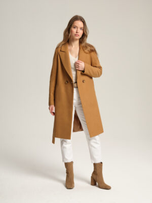 Camelowy płaszcz przejściowy uszyty z miękkiego materiału z przewagą wełny. Podszewka acetatowa zapewnia komfort noszenia. Świetna alternatywa dla trencza damskiego. Ponadczasowa klasyka na lata.