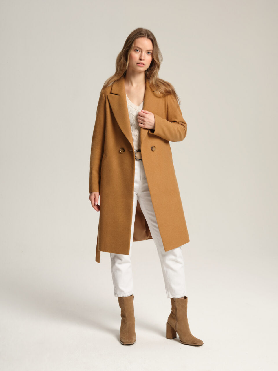 Camelowy płaszcz przejściowy uszyty z miękkiego materiału z przewagą wełny. Podszewka acetatowa zapewnia komfort noszenia. Świetna alternatywa dla trencza damskiego. Ponadczasowa klasyka na lata.