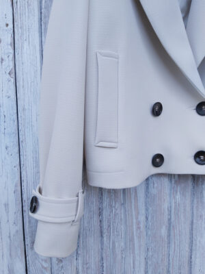 cropp-trenchcoat-dwurzedowy-ozdobne-mankiety-pagony