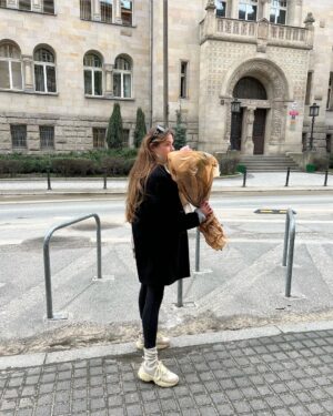 Czarna kurtka do połowy uda. Oversizowa w stylu pomieści sweterki i marynarki. Dwurzędowa. Ręcznie szyta. Wełniana.