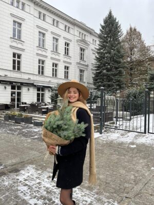 Czarna, oversizowa w kroju kurtka zimowa. Wełniana i ocieplana. Zapinana dwurzędowo.