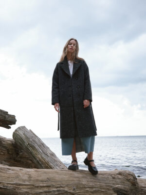 czarny-melanzowy-plaszcz-zimowy-welniany-ocieplany-oversize-raglanowy-rekaw