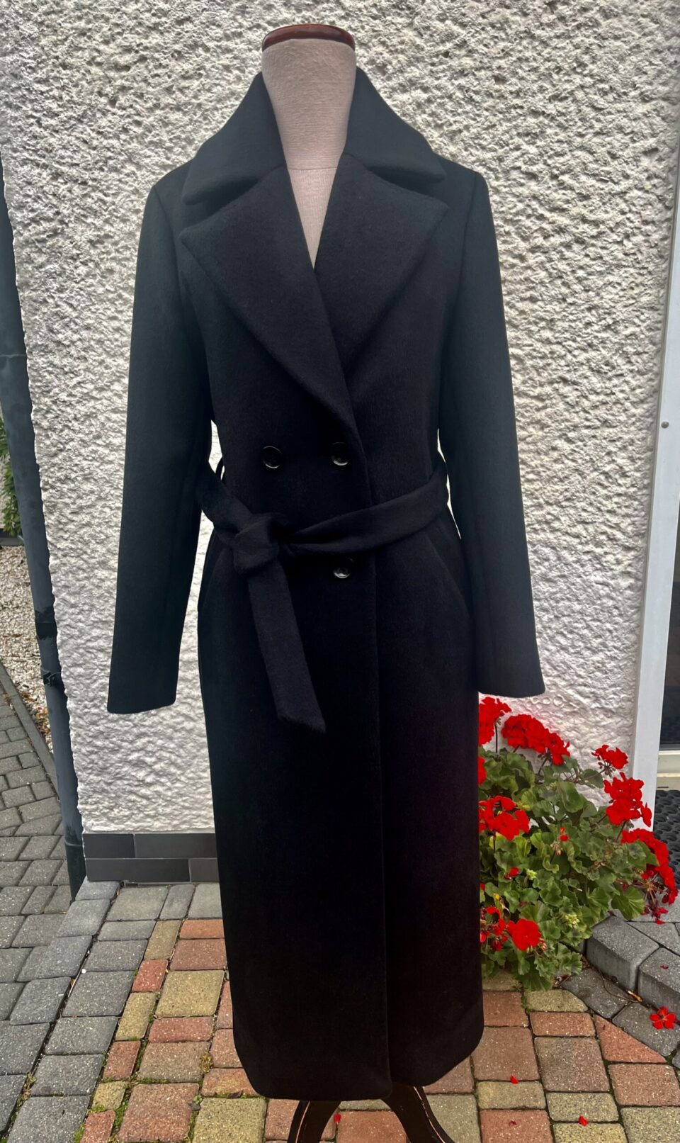 Czarny długi płaszcz z wełny dziewiczej i suri alpaki. Jakość premium. Szyty ręcznie. Na przepięknej wiskozowej podszewce. Głęboka czerń i lśniący materiał.