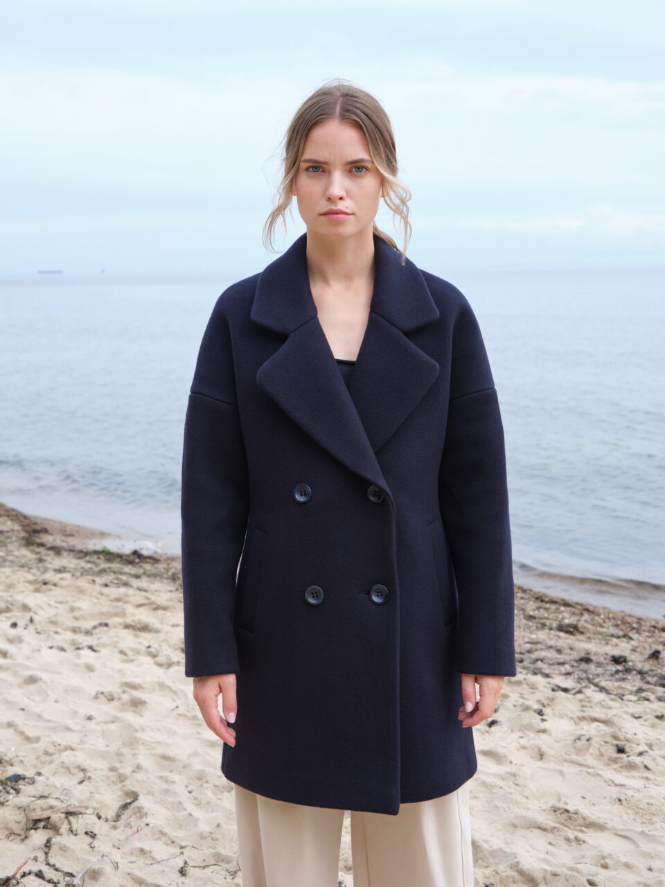 Damska kurtka wełniana bosmanka do połowy uda. W przepięknym granatowym kolorze. Wykładany, duży otulający kołnierz. Idealna na zimę.