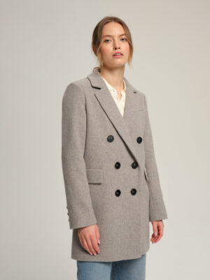 Damska wełniana marynarka dwurzędowa w szarym kolorze. Klasyczny krój dyplomatki, bazowy kolor sprawi, iż sprawdzi się w każdej stylizacji. Cała na podszewce. Damska marynarka i króki płaszcz.