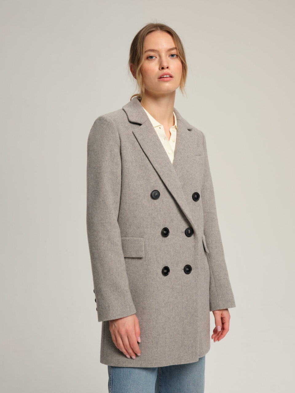 Damska wełniana marynarka dwurzędowa w szarym kolorze. Klasyczny krój dyplomatki, bazowy kolor sprawi, iż sprawdzi się w każdej stylizacji. Cała na podszewce. Damska marynarka i króki płaszcz.