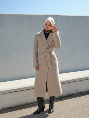 Długi beżowy płaszcz w minimalistycznym stylu hygge. Miękki, ciepły, komfortowy i szykowny. Sprawdzi się w każdej stylizacji. Ręcznie szyty i dopracowany w najmniejszym detalu.