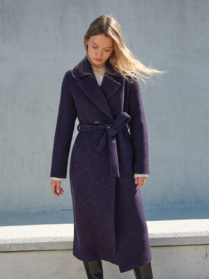 Długi melanżowy płaszcz wełniany z kaszmirem. Klasyczny krój, miękki wysokiej jakości materiał, interesujące wybarwienie. Długość do połowy wydki, wiązany w pasie. Obowiązkowa pozycja w szafie kapsułowej.