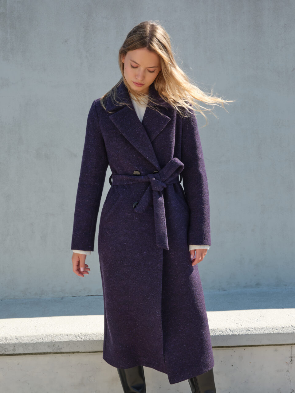 Długi melanżowy płaszcz wełniany z kaszmirem. Klasyczny krój, miękki wysokiej jakości materiał, interesujące wybarwienie. Długość do połowy wydki, wiązany w pasie. Obowiązkowa pozycja w szafie kapsułowej.