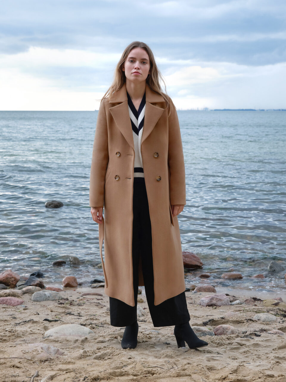 Karmelowy zimowy płaszcz szlafrokowy szyty ręcznie w naszej rodzinnej pracowni. Klasyczny w kroju i kolorze. Idealna baza dla wielu stylizacji.