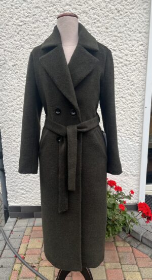 Długi płaszcz zimowy z wełny i alpaki w kolorze ciemnej oliwki. Ciepły, miękki. Wiązany.
