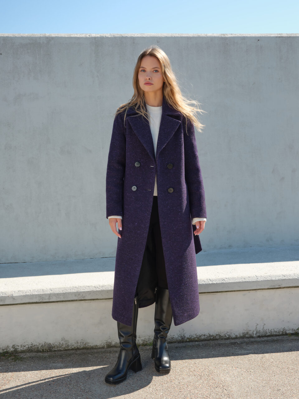 Długi wełniany płaszcz z kaszmirem o pięknym nieoczywistym melanżowym kolorze. Ciepły, miękki i wygodny płaszc zimowy. Wersja ekskluzywna i limitowana.