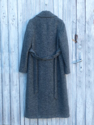 Długi, wełniany płaszcz zimowy z dodatkiem uszlachetniającego kaszmiru. Miękki, otulający i ciepły. Produkt premium w limitowanej dostępności. Dodatkowo ocieplany.