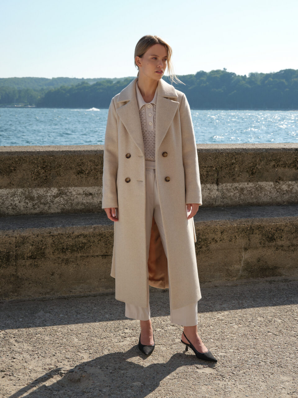 Długi wełniany zimowy płaszcz w beżową jodełkę. Cały na acetatowej podszewce i ocieplany. Wiązany w pasie. Zachwyca miękkością i jakością wykonania. Produkt premium.