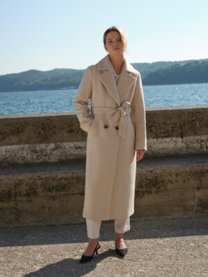 Długi zimowy płaszcz w beżową jodełkę. Uszyty z wysokiej jakość mieszanki wełny dziewiczej. Zaprojektowany i uszyty z zbałością o najmniejszy detal. Klasyka i ponadczasowy wzór. Produkt premium.