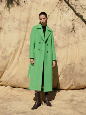 Zługi płaszcz damski zimowy zapinany na guziki z wykładanym kołnierzem rewers.