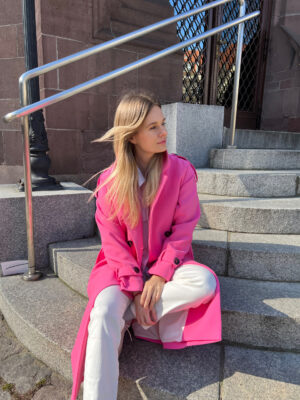 Długi dwurzędowy trencz damski w ponadczasowym kroju. Szyty ręcznie na bazie autorskich projektów. Klasyka na lata.