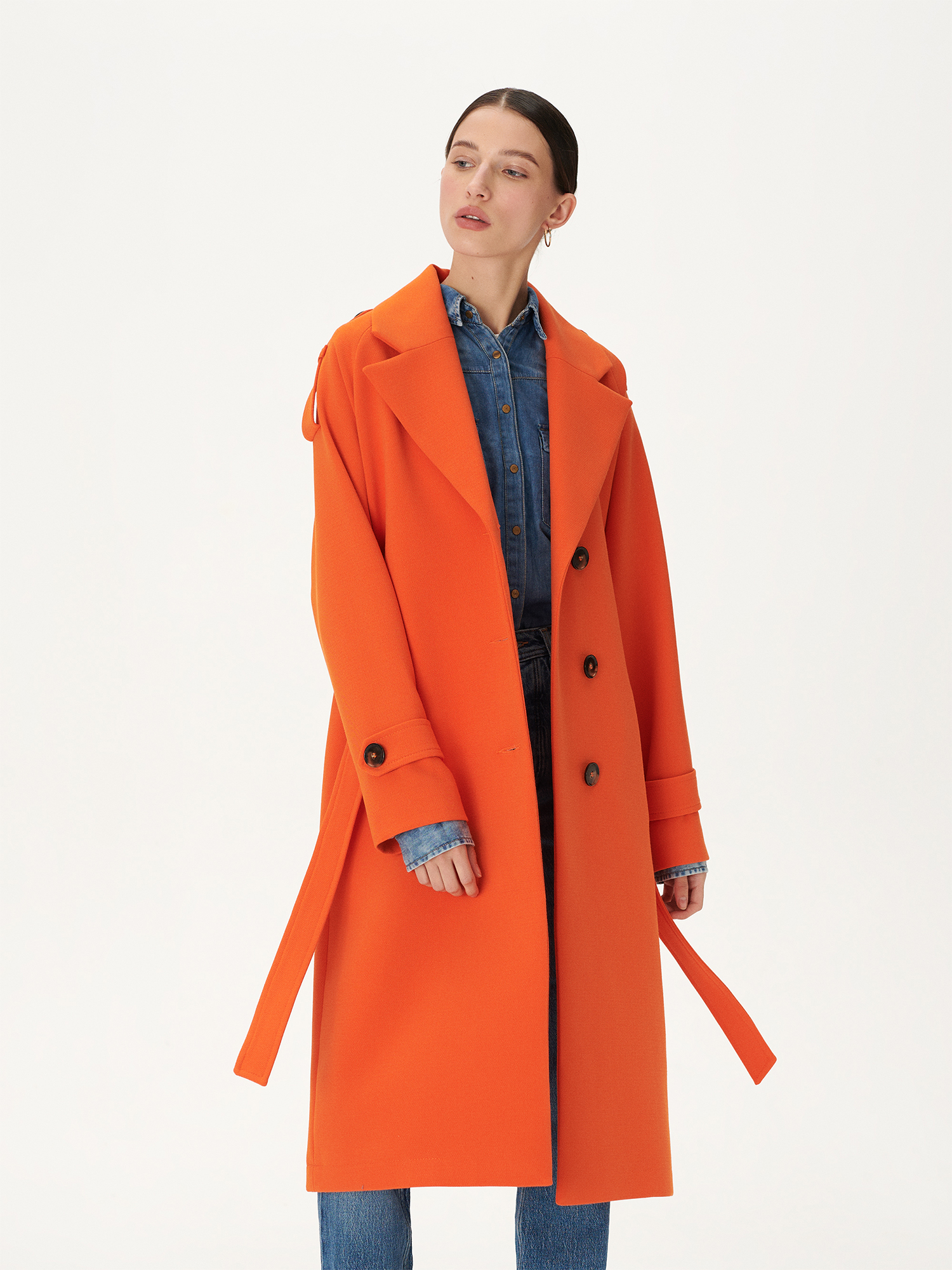 Długi klasyczny trencz z peleryna. Ozdobne pagony na ramionach i rękawach. Wiązany, w mocnych, modnych kolorach. Dopamine dressing.