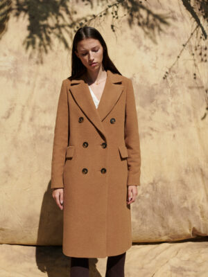 Dwurzędowa dyplomatka karmelowa za kolano z wełny. Ponadczasowa klasyka, idealna pozycja w każdej szafie kaspułowej.