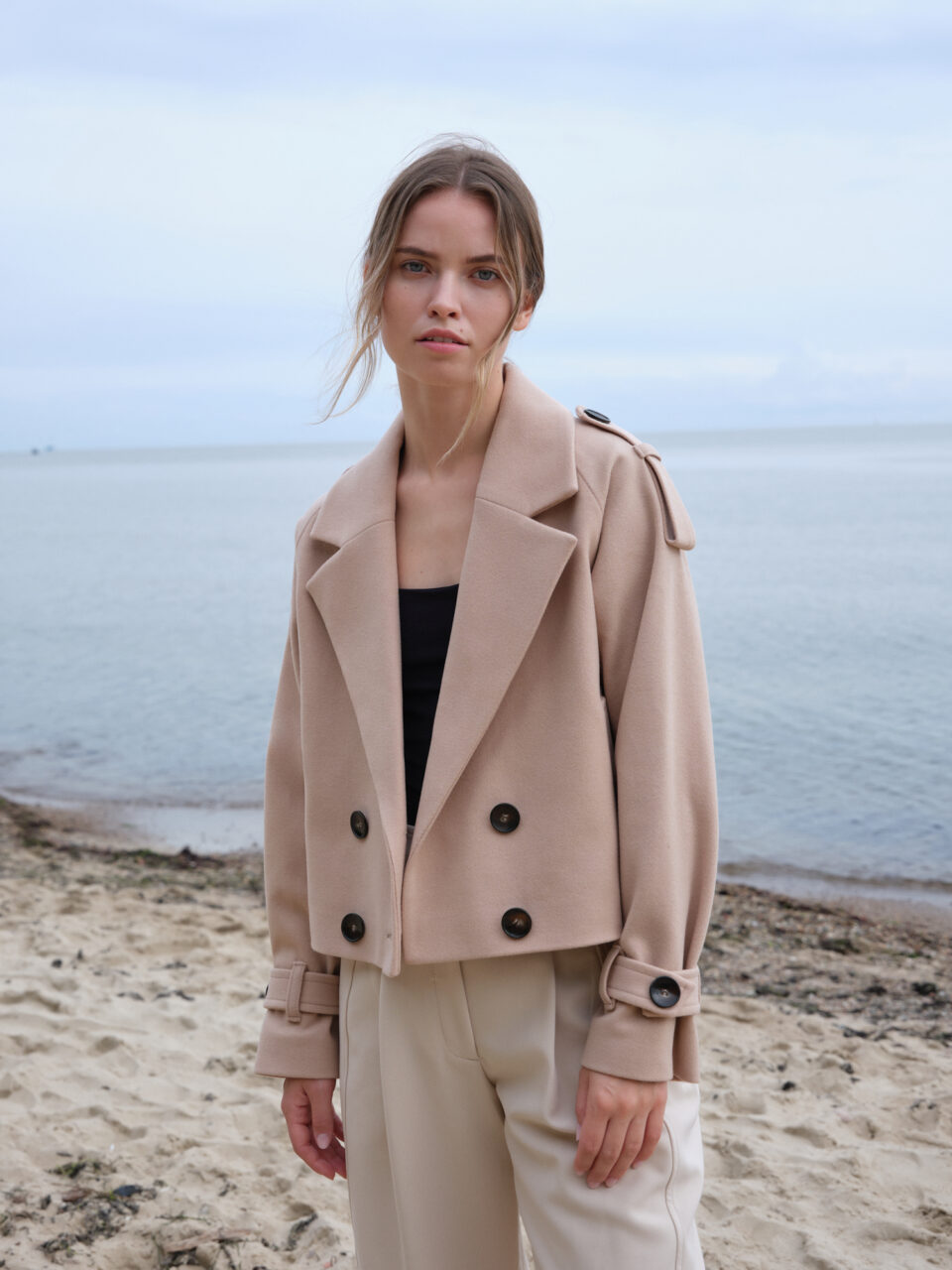 Dwurzędowa, krótka kurtka z mieszanki wełny to ciepła wersja krótkiego trencza. Styl oversizowy.