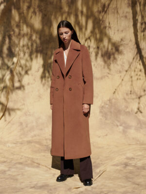 Dwurzędowy, długi płaszcz damski z szylkretowymi guzikami.