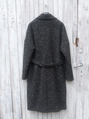 Dwurzędowy płaszcz zimowy, ocieplany. Uszyty z ciekawego melanżowego materiału wełnianego. Oversizowy w stylu, wiązany w pasie.