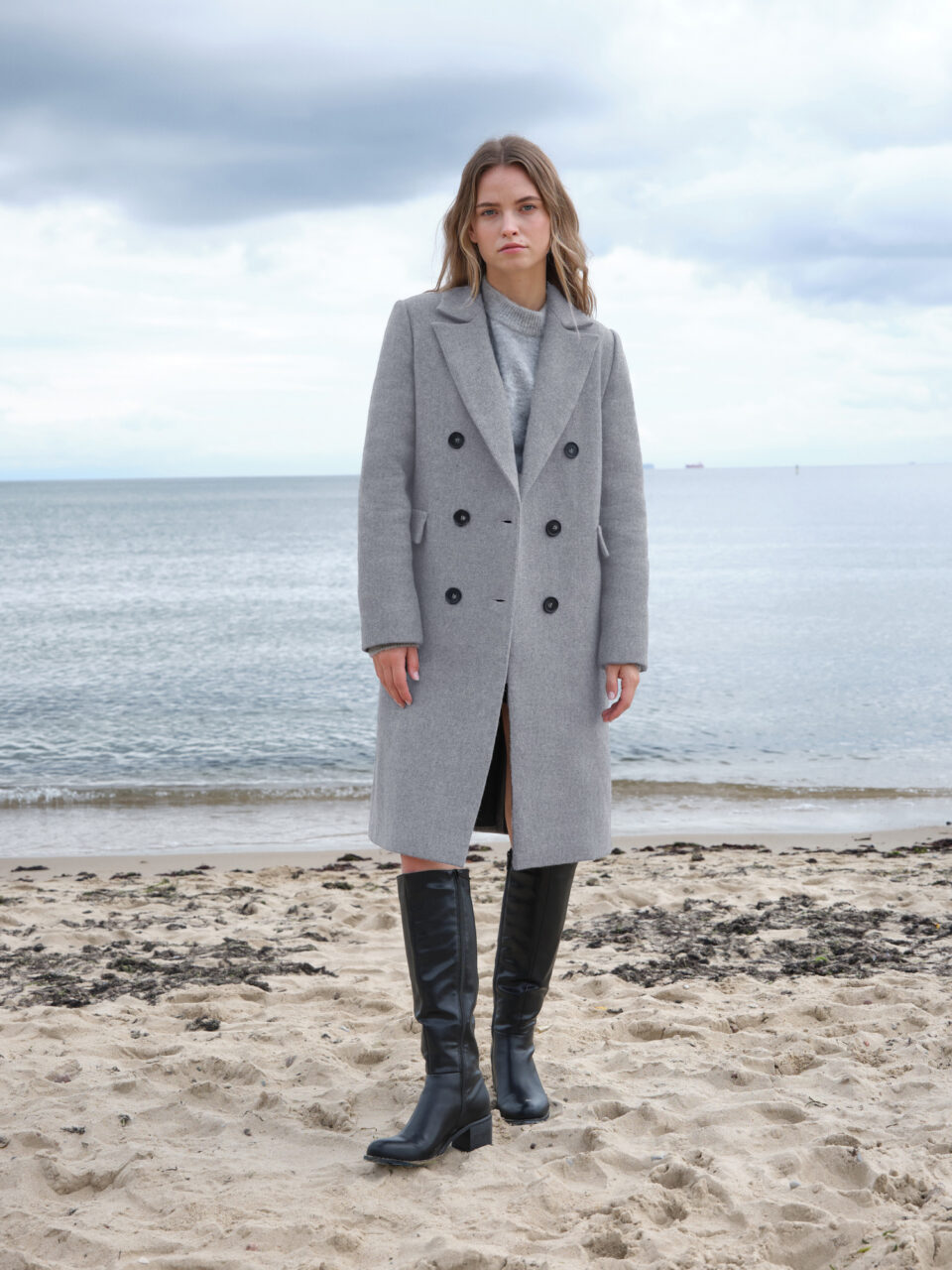 Szara wełniana dyplomatka zimowa zapinana dwurzędowo na guziki. Bazowy kolor i minimalistyczny krój. Dopracowany w każdym detalu. Uszyty w naszej pracowni.