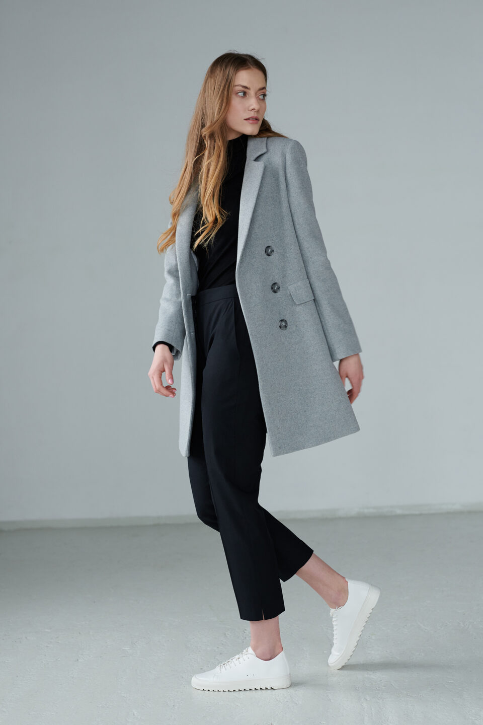 Dyplomatka dwurzędowa wełniana w szarym ponadczasowym kolorze. Ocieplana. Do połowy uda.