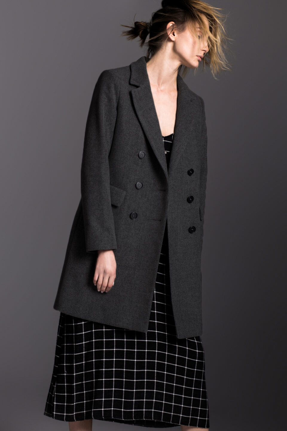 Dyplomatka klasyczna dwurzędowa wełniana. Długość do połowy uda. Delikatnie taliowany tył i małe zaszewki na przodzie. Prosty, minimalistyczny krój.