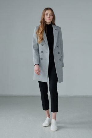Dyplomatka dwurzędowa wełniana w szarym, bazowym kolorze. Długość do połowy uda. Ponadczasowy klasyczny płaszczyk.