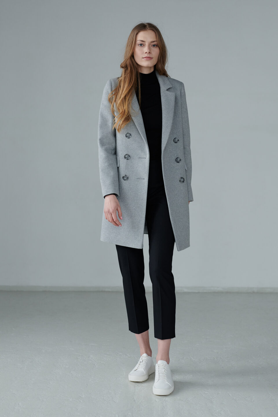 Dyplomatka dwurzędowa wełniana w szarym, bazowym kolorze. Długość do połowy uda. Ponadczasowy klasyczny płaszczyk.