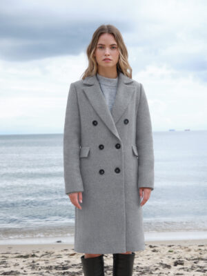 Szara dyplomatka wełniana zapinana dwurzędowo, długość w kolano. Dodatkowo ocieplana. Ponadczasowy krój i kolor. Baza wielu stylizacji.