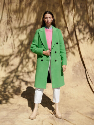 Dwurzędowa dyplomatka w kolorze zielonym z czarnymi guzikami.