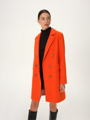 Dyplomatka dwurzędowa świetna w roli płaszcza, jak i dłuższej marynarki. Mocny kolor - dopamine color. Ręcznie szyta.
