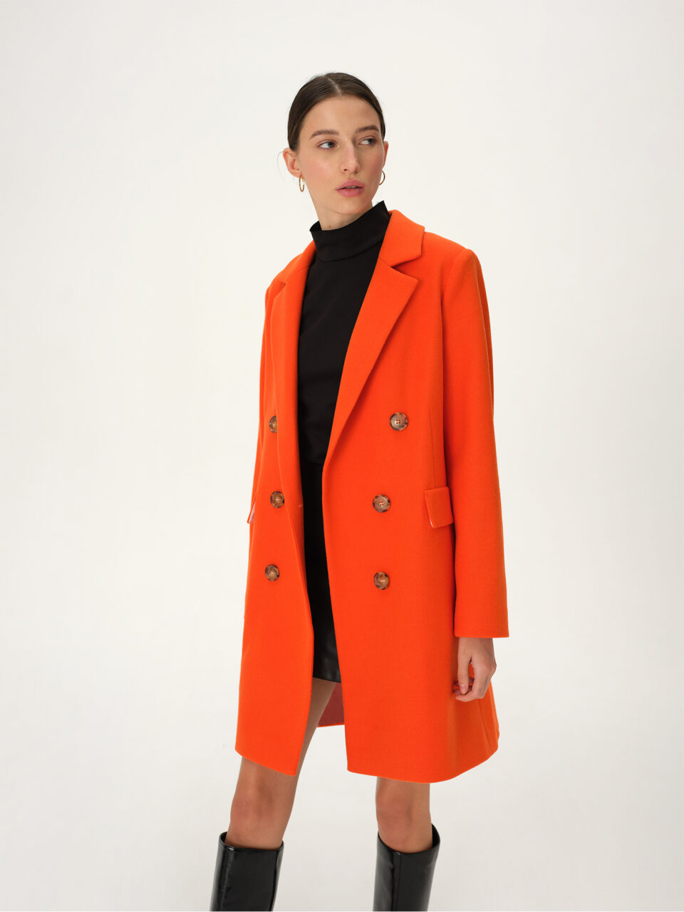 Dyplomatka dwurzędowa świetna w roli płaszcza, jak i dłuższej marynarki. Mocny kolor - dopamine color. Ręcznie szyta.