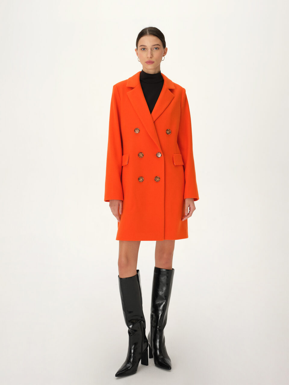 Dyplomatka dwurzędowa o ponadczasowym kroju. Delikatnie taliowana na tyle, małe zaszewki na przodzie. Wysmuklający kołnierz typu rewers.