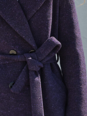 Fioletowo-granatowy melanż. Wełna z kaszmirem. Unikatowy i nieoczywisty deseń, który sprawia, że nie ma dwóch takich samych płaszczy. Materiał premium. Lekki, miły i ciepły.