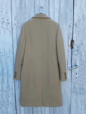 Klasyczna dyplomatka zimowa zapinana dwurzędowo. Dodatkowo ocieplana. Cudny kolor jasny kamel. Ponadczasowy krój i kolor. Prawdziwa rzemieślnicza perełka - szyta ręcznie.