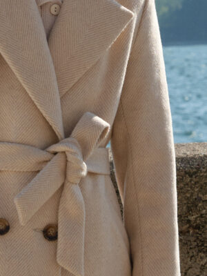 Ponadczasowy wzór jodełki oraz klasyczny krój płaszcza zimowego sprawia, iż łaczy on historię mody i nowoczesny komfort. Uszyty i zaprojektowany w naszej rodzinnej pracowni z dbałością o każdy detal.