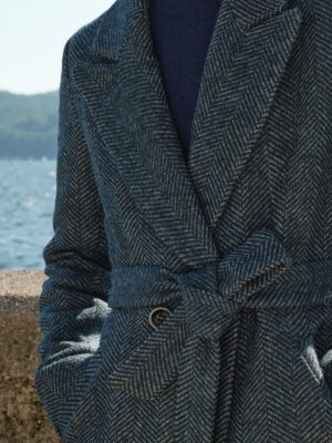 Klasyczny wzór ponadczasowej jodełki w ciekawym odcieniu butelkowej zieleni. Materiał wyszukany z deadstocku, któremu daliśmy drugie życie. Zrównoważona moda.