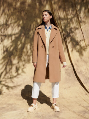 Kamelowy płaszcz damski z szylkretowymi guzikami, długość w kolano