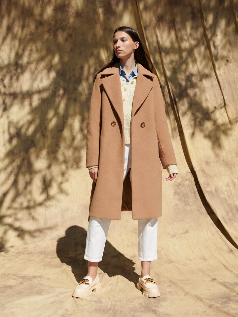 Kamelowy płaszcz damski z szylkretowymi guzikami, długość w kolano