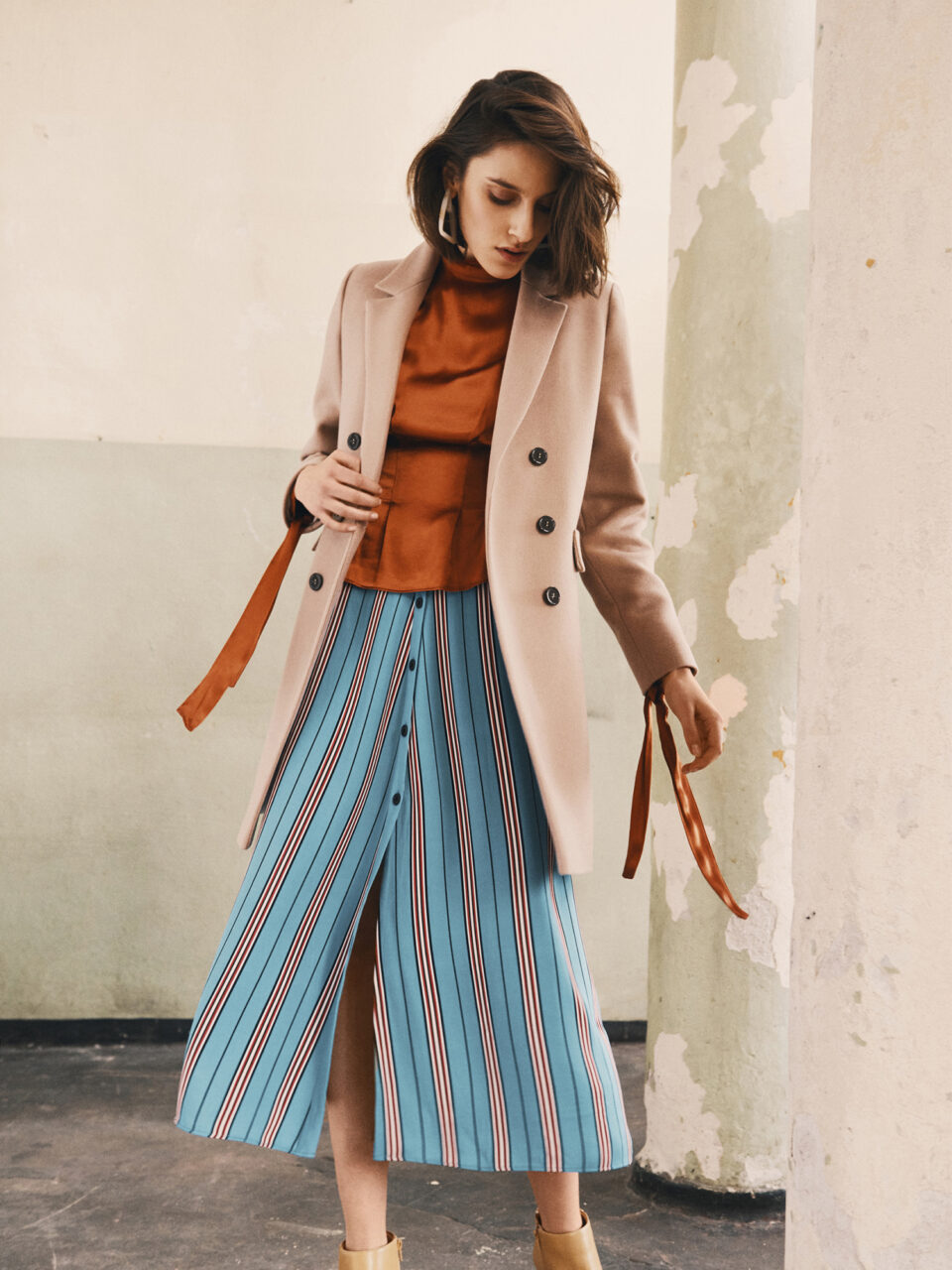 Klasyczna dyplomatka w kolorze jasny kamel z ciemnymi guzikami