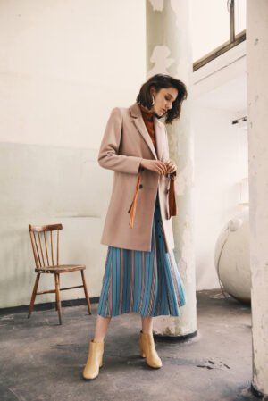 Damska dyplomatka wiosenna w kolorze jasny kamel długość do połowy uda.