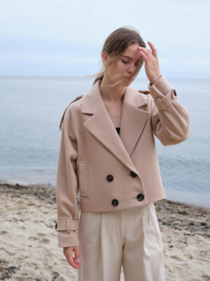 Krótka kurtka dwurzędowa z mieszanki wełny. Ciepła wersja krótkiego trencza. Styl oversizowy. Świetna w stylizacjach wielowarstwowych.