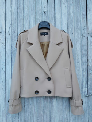 Krótki trencz płaszczyk w kolorze beżowym, dwurzędowy, z ozdobymi pagonami .