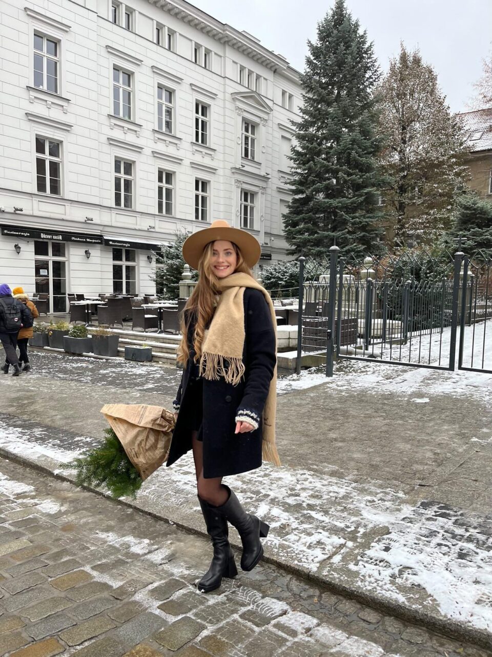 Czarna kurtka kimonowy rękaw, pudełkowy, prosty fason dwurzędowy. Ocieplana w stylu oversize.