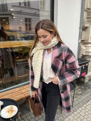 Wełniana kurtka dwurzędowa pudełkowy krój ocieplana w kratę różową.