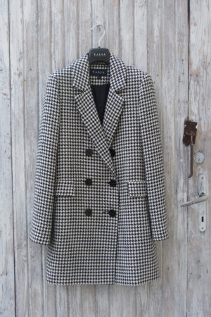 Płaszczyk marynarka w pepitkę czarno białą, dwurzędowe zapięcie na guziki ozdobne parki na przodzie.